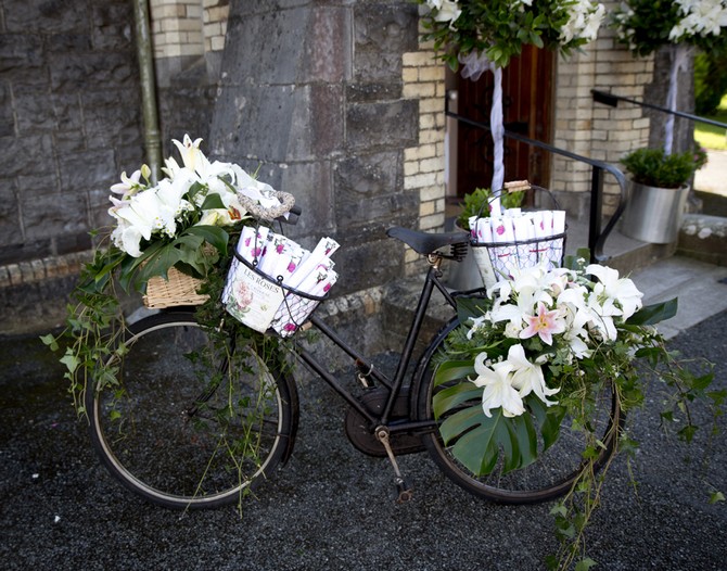 flowers vintage bike wedding